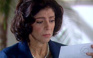 Sampaio manda uma carta a Sarah denunciando o romance de Juscelino e Marisa. Sarah rasga a carta.