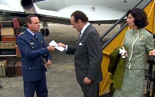 JK volta ao Brasil e recebe intimações para depor sobre suas supostas atividades comunistas.