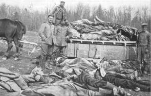 Der industrielle Tod bei Verdun. Gefallene deutsche Soldaten werden von ihren Kameraden abtransportiert, 1916