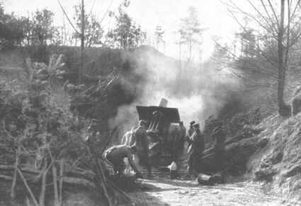 Deutscher 21-cm-Mrser in der Kchenschlucht bei Verdun, 1916