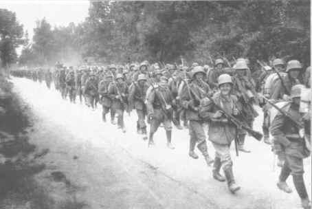 Deutsche Infanteristen auf dem Weg zur Verdun-Front, 1916