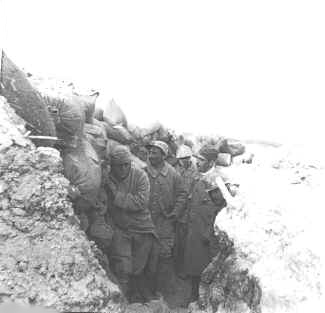 Franzsische Soldaten in einem Graben in vorderster Stellung, 1915