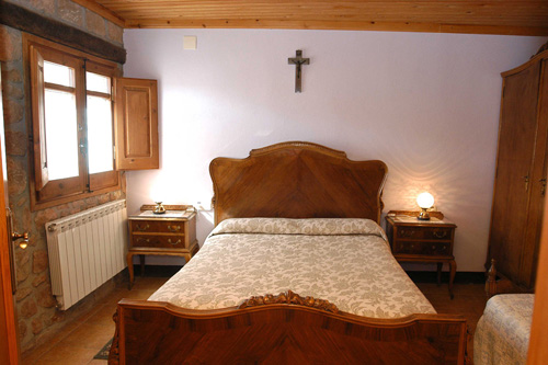 Triple bedroom in El Graner de Can Bartomeu