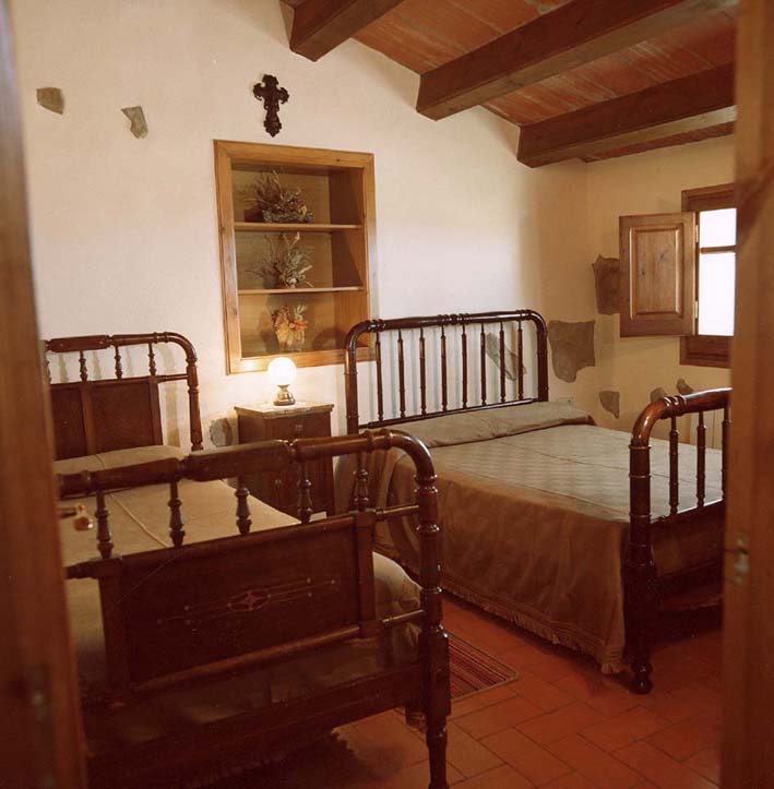Triple bedroom in La Pallera de Can Bartomeu