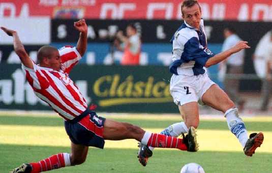 Espnola y Juan Gmez pugnan por un baln en el Caldern
