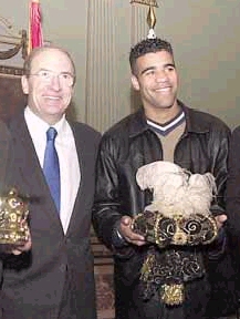 Bodipo junto a Perico Rodri posando con su corona