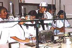 Estudiantes en Laboratorio