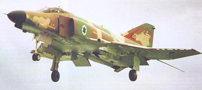 اللواء طيار احمد عاطف : اول من اسقط مقاتله F-4 Phantom في حرب الاستنزاف بواسطه Mig-21 F4_2