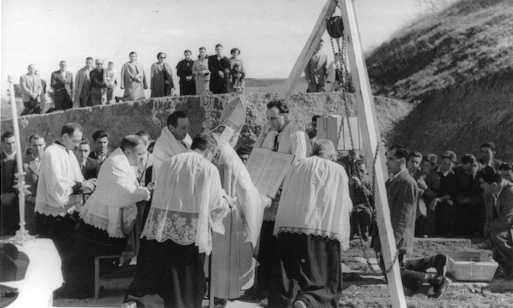 Colocacin de la Primera Piedra de la actual iglesia