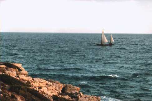 Deux voiliers passent devant chez vous