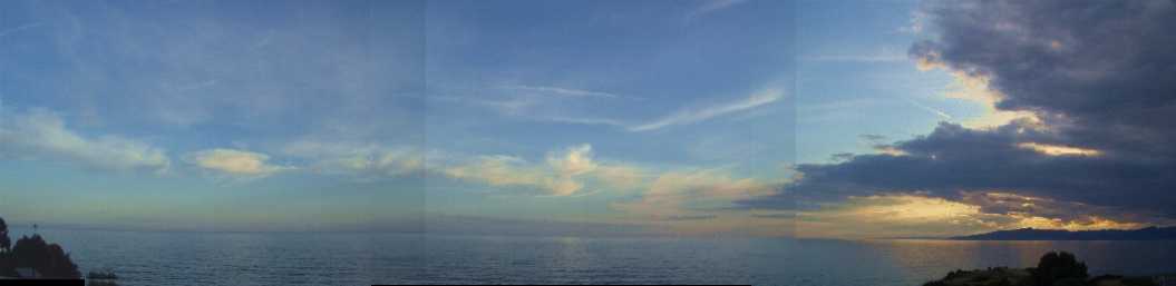 Coucher de soleil pris de la terrasse (montage panoramique 3 photos) en avril 2003.