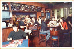 People enjoying dinner in Ponti.