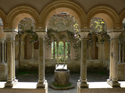Claustro inundado de sol.