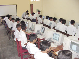 Alumnos haciendo sus prcticas de informtica