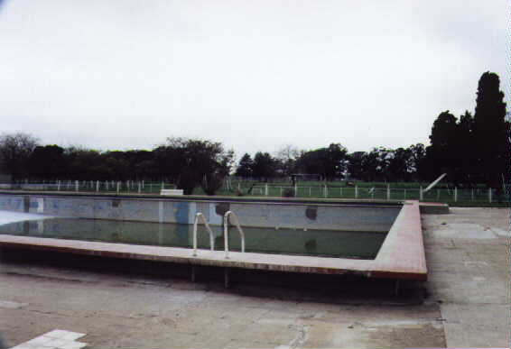 estancia chica: piscina moderna