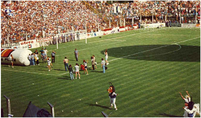 estadio: campo de juego a punto de receibir al primer equipo