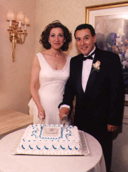 Angelo y Nancy, foto del casamiento: torta con el escudo del club