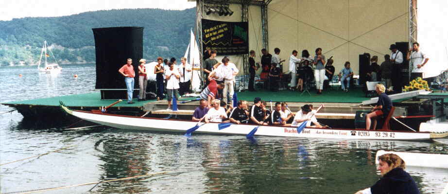Die Paddler nehmen ihre Pltze ein