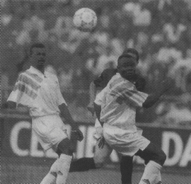 Le ballon est � lui. Il l'a apprivois� du regard...