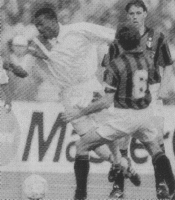 ...Ici Angloma surgit entre Baresi et Van Basten.