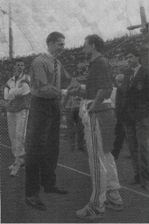 ...Boksic (� gauche) salue Papin avant la rencontre.