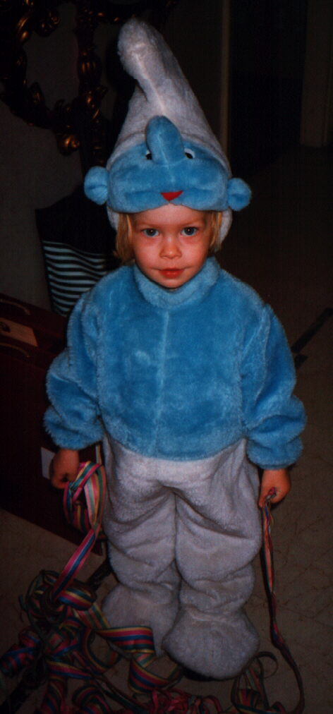 Krizia dressed as a puffo