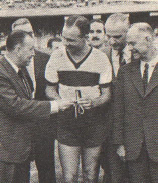 GIMNASIA 1958 : Smargiassi recibe un premio