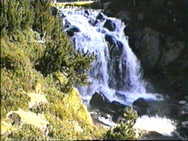 Una peque&ntilde;a cascada