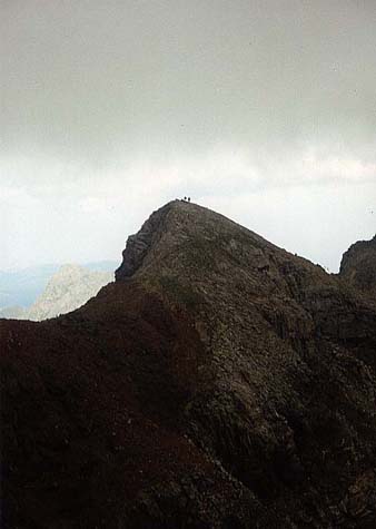 Otros monta&ntilde;eros coronando