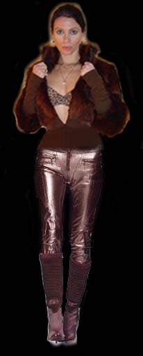 Sylvie porte un pantalon de cuir strech Versace (Automne Hiver 2003/2004), des bottes  talons aiguilles Versace (Automne Hiver 2003/2004) et une veste en Renard Plein Sud (Automne Hiver 2001/2002)