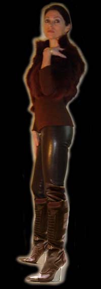 Sylvie - veste en fourrure de renard Plein Sud Paris (2001/2002), pantalon cuir strech Plein Sud Paris Fall Winter 2001/2002, bottes Versace Fall Winter 2003/2004 
