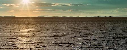 AMANECER EN EL SALAR DE UYUNI, POTOSI, BOLIVIA.PRIMERA MARAVILLA DEL MUNDO