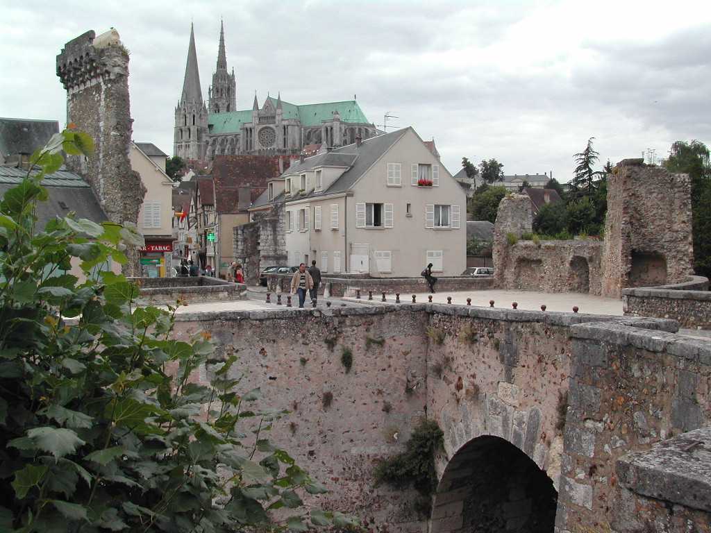 Photos July 5, 2003 - Chartres. Here: the Cathedral and the old fortress. 