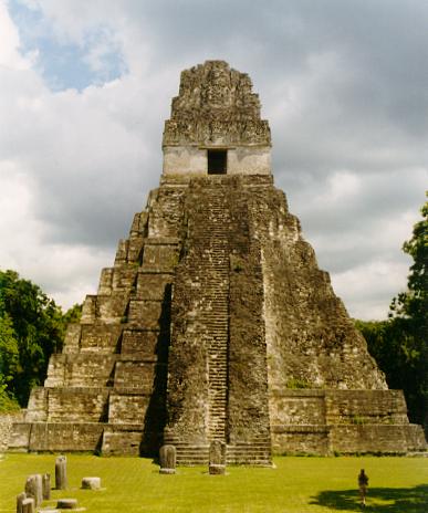 Jaguarpyramide in Tikal