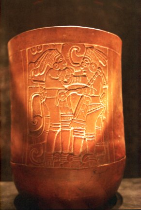 zylindrisches Gef mit knstlerischen Motiven der Tolteken