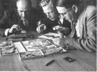 Wissenschaftler bei der Arbeit an den Schriftrollen