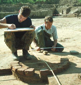 Arch�ologen bei der Ausgrabung