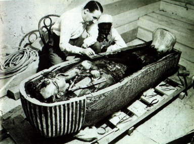 Howard Carter mit dem Sarkophag des Tutanchamun