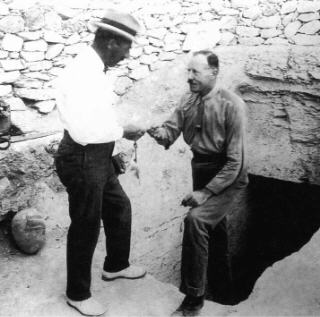 Howard Carter und Lord Carnavon vor dem Eingang