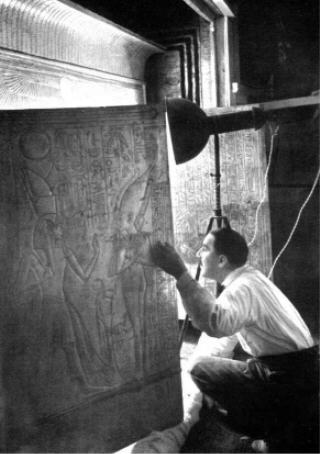 Howard Carter am �u�eren Sarkophag.