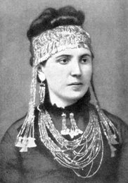 Sophie Schliemann mit Schmuck aus dem vermeintlichen Schatz des Priamos