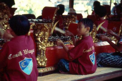 Kinder üben Gamelan