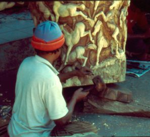 Holzschnitzer bei der Arbeit