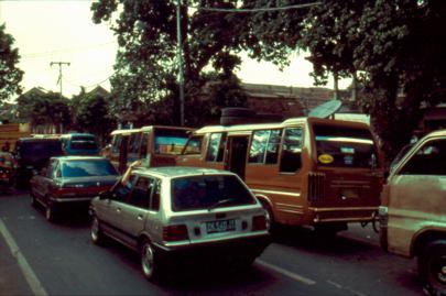 Haupstraße von Ubud mit Bemos