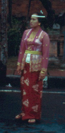 Frau in traditioneller Kleidung
