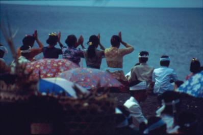 Gläubige am Strand