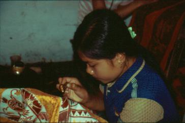 Schülerin in der Batikschule