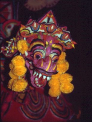 Figur aus gefärbtem Reis