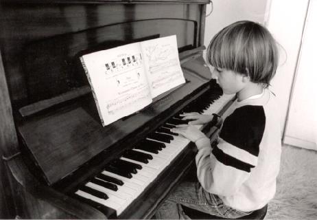 Thommy klein am Klavier