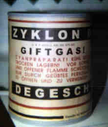 Bild einer Nachbildung der originalen Zyklon-B Dosen